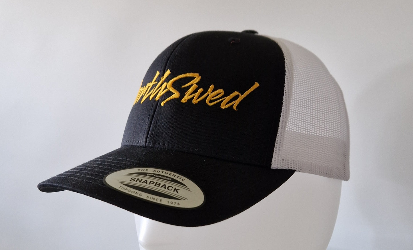 Trucker keps Golden Smooch